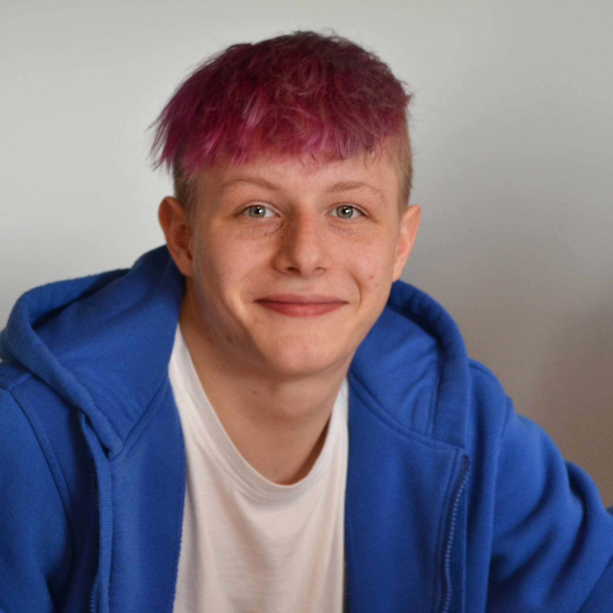 Leon mit roten Haaren und blauer Jacke